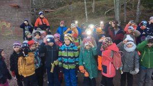 Lokalt live: Se 50 barn tända sina pannlampor i Fiskars  - nu ska trafiken i byn bli tryggare: 21.11.2018 09.24