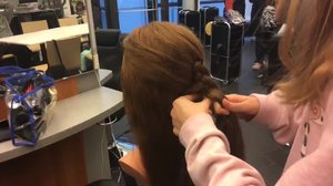 Lokalt live: Frissastuderande klipper till - en titt i elevernas frisörsalong under öppet hus på Prakticum: 22.11.2018 09.32
