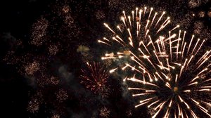 Vuosi vaihtuu maailmalla – näyttävimmät ilotulitukset suorana Pariisista, Ranskasta: 01.01.2019 01.15