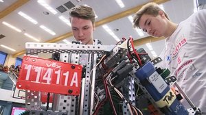 Lukiolaiset Jeremiah Allred ja Eemil Lähteenmäki: "Voi olla, että tulevaisuudessa tehdään robottien kanssa töitä": 11.01.2019 11.06