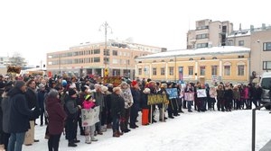 Svenska Yle  live: Föräldrar och elever vid Oxhamns skola marscherar för en frisk skola: 14.02.2019 14.26