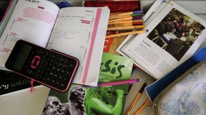 Svenska Yle live:  Reporter på plats följer med när studerande demonstrerar för gratis utbildning på andra stadiet: 26.02.2019 12.40