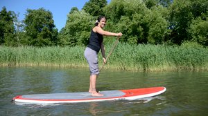 Svenska Yle live: Se hur idrottsinstruktörer lär sig gympa på en bräda i vattnet i Ekenäs: 12.04.2019 10.17