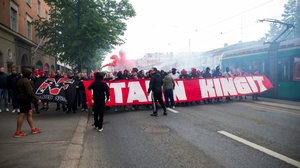 Svenska Yle live: Säsongens första fotbollsderby i Helsingfors - följ med HIFKs supportermarsch mot Tölö fotbollsstadion: 23.04.2019 17.38