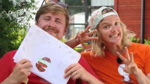 Staffan visar en massa teckningar (S): 08.07.2019 13.13