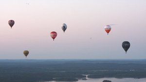 Harvoin tarjolla: kuumailmapallot kesätaivaalla keskiyöllä.: 29.06.2019 01.30