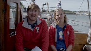 Staffan och Lisa visar teckningar på segelbåten (S): 17.08.2019 12.50