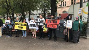 Svenska Yle live: Demonstrationen mot president Putins besök i Helsingfors - vi följde med läget i Esplanadparken: 21.08.2019 16.28