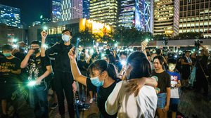 Hongkongilaiset tekevät ihmisketjun puolustaakseen demokratiaa.: 23.08.2019 16.09