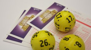 Eurojackpotin kaikkien aikojen suurinta pottia juhlitaan kakkukahvilla Siilinjärvellä: 30.08.2019 10.33