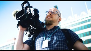 Ihmisiä Yle Uutisten takana: lähikuvassa uutiskuvaaja Esa Syväkuru (S): 08.09.2019 20.28