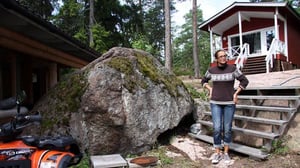 Huvila & Huussi - Siirtolohkare hyötykäyttöön ja näyttävä vesiaihe