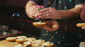 Burgerimies Suomessa - Liekeissä Inarissa