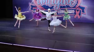 Tanssin superäidit - Kaksi takkia, neljä tanssijaa