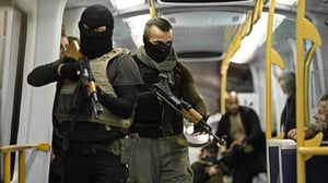 Pinnan alla (16) - Jakso 1