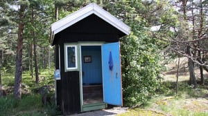 Huvila & Huussi - Terassi ja kulkuja rinnetontille