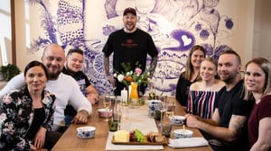 Yllätys yhdessä pöydässä - Kosinta