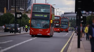 Rikkaiden panttilainaamo - Kitara ja Ken-nukke