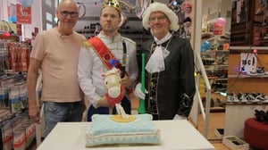 Erikoisliikemiehet (S) - Alppilan Tuhkimo