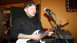 Rokkipesä: Samae Koskisen treenikämpällä tuijotetaan apinan naamaa