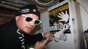 Rokkipesä: Petri Nygårdin treenikseltä löytyy naisten alusvaatteita