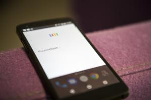 Yle Uutisluokka Triplet: Varo mitä puhut kännykkään – Google tallentaa puheesi