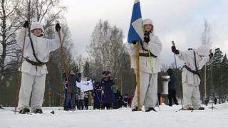 Yle Uutisluokka Triplet: Koululaiset veteraanien mukana Talvisodan muistohiihdossa