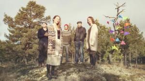 Good Omens uppträder live i studion