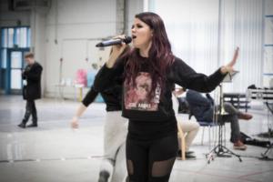 Yle Uutisluokka Triplet: Saara Aalto ei hoppuile albumin kanssa