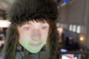 Yle Uutisluokka Triplet: Sosiaalinen robotti ”Karvahattu” vieraili Helsingissä