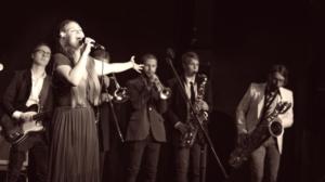 The Napkins uppträder live