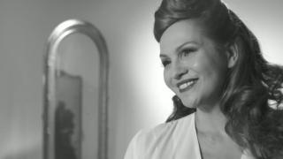 Tyyli-ikonit: Janina Fry poseeraa Rita Hayworthina
