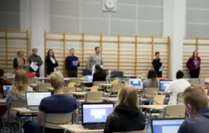 Yle Uutisluokka Triplet: Pojista insinöörejä, tytöistä sairaanhoitajia – sukupuoli määrittää yhä nuorten ammatinvalintaa