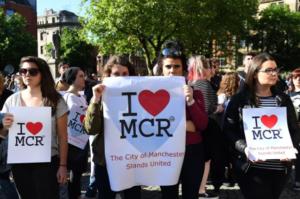 Yle Uutisluokka Triplet: Manchesterissa yritetään palautua arkeen