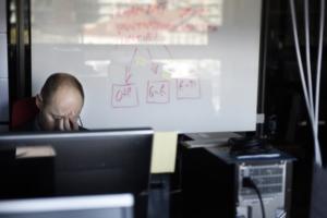 Yle Uutisluokka Triplet: Vain harva valehtelee sairastumisesta pomolleen