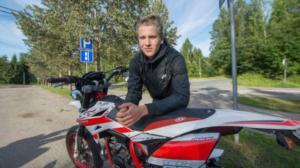 Yle Uutisluokka Triplet: Poliisi palkitsi lainkuuliaiset mopoilijat bensalahjakortilla