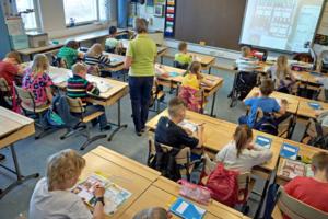 Yle Uutisluokka Triplet: Laulaja Isac Elliot julisti koulurauhan: "Kiusaaminen on tosi lapsellista ja noloa"