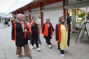 Yle Uutisluokka Triplet: Ruotsin lähiöissä yksi äiti vastaa kymmentä poliisia