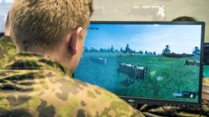 Yle Uutisluokka Triplet: Armeijassa harjoitellaan sodankäyntiä tietokonepelin avulla