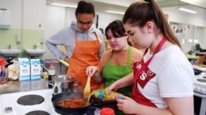 Yle Uutisluokka: “Afrikan lapsilla syyllistäminen ei toimi” - kouluissa kokeillaan uutta keinoa vähentää ruokajätettä