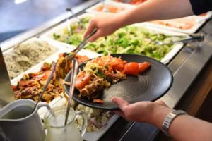 Yle Uutisluokka Triplet: Suomessa heitetään ruokaa roskiin yli sata miljoonaa kiloa vuodessa