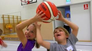 Yle Uutisluokka Triplet: Koripallohuuma tarttui myös lapsiin