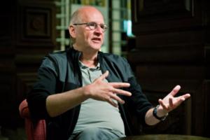 Yle Uutisluokka Triplet: Miljoonia teoksia myynyt hollantilaiskirjailija lypsi nuorena lehmiä Pohjois-Karjalassa