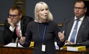 Yle Uutisluokka Triplet: Perussuomalaiset valitsivat presidenttiehdokkaakseen Laura Huhtasaaren