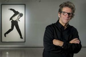 Yle Uutisluokka Triplet: Amerikkalaistaiteilijan hiilipiirrokset esillä harvinaisessa näyttelyssä Suomessa