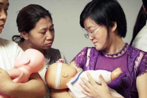 Yle Uutisluokka Triplet: Kiinassa kahden lapsen politiikka teki lastenhoitajan ammatista suositun