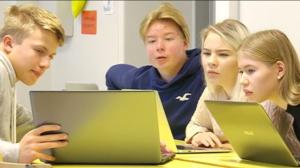 Yle Uutisluokka Triplet: Digikirjat tuntuvat lukiolaisen kukkarossa
