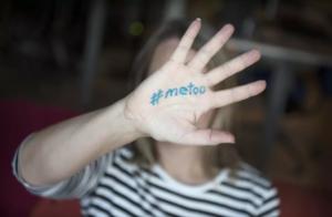 Yle Uutisluokka Triplet: #metoo-mielenosoituksessa tuhansia ihmisiä Tukholmassa