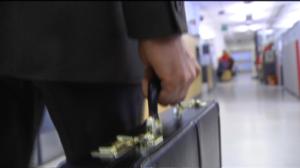 Yle Uutisluokka Triplet: Palkkaerot kärjistyvät kunnissa iän myötä - mies voi tienata kuussa tuhat euroa enemmän kuin nainen (S): 29.10.2015 15.18