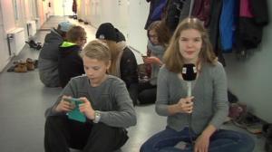 Yle Uutisluokka: Älypuhelimien räplääminen ärsyttää myös nuoria: 05.11.2015 16.00